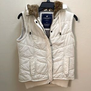 American Eagle Outfitters Women’s puffer fur hooded Vest
